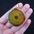 Pendentif Orgone octogonal avec pierres naturelles colorées et disque en métal doré - Disque Radial Doré (No. 27)