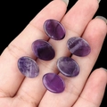 Sei cabochon ovali in ametista viola naturale con texture interne tenuti in mano - 10×14mm Ovale