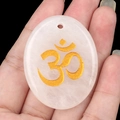 Pendentif ovale en pierre de cristal blanc translucide avec gravure du symbole Om doré - Cristal blanc