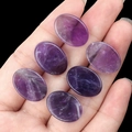 Set di sei cabochon ovali in ametista viola tenuti in mano per gioielli fai-da-te - 13×18mm Ovale