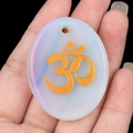 Pendentif en opalite avec symbole Om doré pour la création de bijoux yoga - Opale (Synthétique)