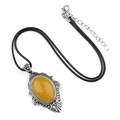 Pendentif œil de tigre ovale vintage avec cadre argenté ciselé sur cordon noir - Pierre Topaze (Teintée)