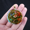 Pendentif octogonal en résine avec pierres naturelles et emblème de dragon doré - Dragon Creux Doré (No. 32)