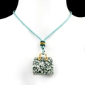 Groen-witte natuurstenen handtas hanger aan een lichtblauw gevlochten halsketting - Qinghai Jade