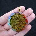 Pendentif hexagonal en résine aux pierres naturelles avec symbole de géométrie sacrée - Pendentif Énergétique Dodécagonal (No. 33)