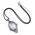 Collier vintage avec pierre précieuse bleu clair ovale et pendentif en métal argenté - Opale (Synthétique)
