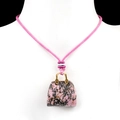 Roze gevlochten ketting met handtas hanger van rozenkwarts en gouden metalen handvat - Rhodoniet