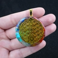 Pendentif Orgonite hexagonal en résine avec pierres naturelles et fleur de vie - Chakra Fleur de Vie (No. 34)