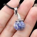 Blauer Naturstein-Kürbisanhänger mit silbernem Clip und schwarzer Kordelkette - Kürbis Zauberhut Stil / Sodalith