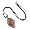 Pendentif style œil de tigre rétro avec pierre ovale brun-rouge et cadre ciselé - Pierre de Sable Doré (Artificielle)