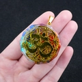 Pendentif énergétique chakra octogonal avec pierres colorées et symbole Om doré en résine - Symbole Om Fleur de Vie (No. 35)