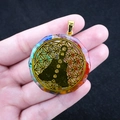 Pendentif Orgonite Chakra avec pierres colorées et motif Fleur de Vie en métal doré - Chakra Creux Doré (No. 36)