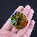 Collier hexagonal en résine avec emblème de l'arbre de vie et pierres naturelles - Arbre Reiki Résine (No. 37)