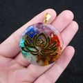 Collier énergie orgonite avec pierres colorées et pendentif lotus Om doré en résine - Lotus Om en Métal (No. 38)