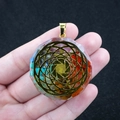 Pendentif chakra hexagonal en résine avec pierres arc-en-ciel et motif doré - Dégradé d'Énergie Chakra (No. 39)