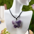 Pendentif papillon en améthyste violette gravée avec cordon noir tressé élégant - Style Améthyste