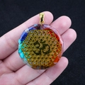 Collier d'énergie Orgone avec pierres colorées et symbole Om en pendentif octogonal - Fleur de Vie Om (No. 41)
