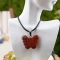 Pendentif papillon en jaspe rouge avec cordon noir porté sur un mannequin - Style Jaspe Rouge