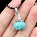 Blaugrüner Türkis-Stein-Kürbisanhänger mit schwarzer Kordel für DIY-Schmuck in der Hand - Kürbis Zauberhut Stil / Blauer Türkis (Synthetisch)
