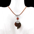 Ethno-Halskette mit Ammonit-Fossil, rotem Achatstein und brauner Kordel im Vintage-Stil - Vintage-Hohl-Stil / Roter Achat