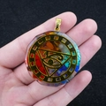 Collier hexagonal 7 chakras avec pendentif géométrique en résine dorée - Triangle Œil d'Horus (No. 42)