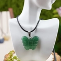 Pendentif papillon en pierre naturelle verte avec gravure d'ailes et cordon noir simple - Style Aventurine Verte