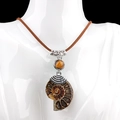 Böhmischer Ammonit-Fossilanhänger mit Tigerauge-Stein und silberner Öse - Vintage-Hohl-Stil / Tigerauge