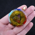Pendentif hexagonal en résine avec pierres naturelles et symbole de l'œil de la providence - Œil de Dieu Doré (No. 43)