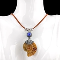 Boho-Halskette mit Ammonit-Fossil und blauer Lapis-Perle an brauner Wildlederschnur - Vintage-Hohl-Stil / Lapislazuli