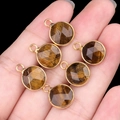 Set di sei ciondoli sfaccettati in occhio di tigre con bordi dorati sul palmo - 10mm Occhio di Tigre
