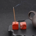 Porte-encens carré en jaspe rouge naturel avec finition texturée de style zen - Jaspe rouge