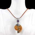 Halskette mit natürlichem Ammonit-Fossil, lila Amethyst-Inlay und brauner Kordel - Vintage-Hohl-Stil / Amethyst