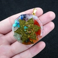 Collier hexagonal en résine avec pierres naturelles et symbole Lotus Om doré - Lotus Om Doré (No. 45)