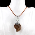 Vintage-Ammonit-Fossil-Halskette mit weißem Kristall an brauner Lederkordel - Vintage-Hohl-Stil / Weiß Kristall