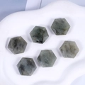 Set di sei ciondoli esagonali in pietra labradorite naturale su sfondo bianco strutturato - Labradorite