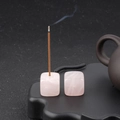 Support d'encens en quartz rose naturel en forme de cube sur plateau zen noir - Quartz Rose (1pc)