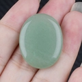 Pietra di quarzo avventurina verde ovale lucida tenuta per confronto dimensioni - Aventurina verde