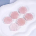 Set di sei pendenti esagonali in quarzo rosa con texture minerali naturali levigate - Quarzo rosa