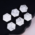 Set di sei ciondoli esagonali in turchese bianco con venature di marmo naturale - Howlite