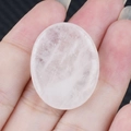 Pietra energetica ovale in quarzo rosa lucido tenuta in mano per meditazione - Cristallo di rocca