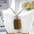 Collana con pendente rettangolare in pietra occhio di tigre con corda intrecciata - Occhio di tigre