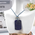 Pendente rettangolare in lapislazzuli con cordino intrecciato blu su un manichino - Lapislazzulo