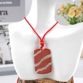 Pendente rettangolare in diaspro rosso con venature naturali e cordino rosso intrecciato - diaspro rosso