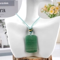 Collana rettangolare in avventurina verde con cordino intrecciato verde chiaro su busto - Aventurina verde