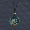 Collar de brújula vikinga en piedra verde con símbolo Vegvísir dorado y cordón negro tejido - Ágata de la India