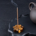 Porte-encens lotus en pierre œil de tigre naturelle avec rayures dorées et fumée zen - Œil de tigre