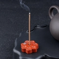 Porte-encens lotus en jaspe rouge avec bâtonnet brûlant sur un plateau zen noir - Jaspe Rouge