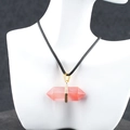 Collana con pendente a prisma esagonale in cristallo rosso e clip in metallo dorato - Rosso Anguria (Sintetico)