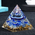 Piramide in resina Orgone con perle dell'occhio blu, pietre di lapislazzuli e foglia d'oro - M2 (Anello in Acciaio + Occhio Blu + Lapislazzuli)