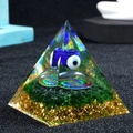 Piramide Orgonite Occhio del Male blu con ghiaia verde e foglia d'oro curativa - M4 (Occhio Blu + Avventurina Verde)